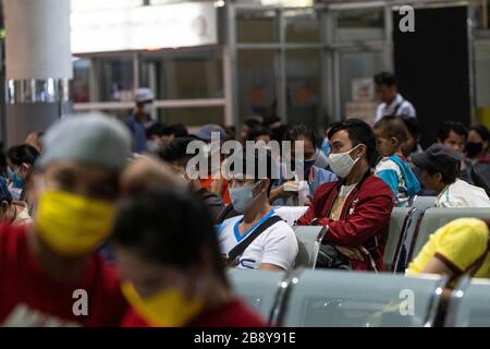 Bangkok, Bangkok, Thailand. März 2020. Bangkoks Busbahnhof Mochit war mit Tausenden Reisenden gefüllt, die zurück zu ihren Heimatprovinzen unterwegs waren, nachdem die Stadtverwaltung die obligatorische Schließung vieler unwesentlicher Unternehmen am 22. März 2020 angeordnet hatte, um die Verbreitung des Covid-19-Virus zu verlangsamen. Große Teile der Belegschaft des Kapitals leben Gehaltsscheck, um Schecks zu bezahlen, was den Aufenthalt in der Stadt aufgrund ihres plötzlichen Arbeitskräftemangels finanziell unmöglich macht. Kredit: ZUMA Press, Inc./Alamy Live News Stockfoto