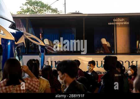 Bangkok, Bangkok, Thailand. März 2020. Bangkoks Busbahnhof Mochit war mit Tausenden Reisenden gefüllt, die zurück zu ihren Heimatprovinzen unterwegs waren, nachdem die Stadtverwaltung die obligatorische Schließung vieler unwesentlicher Unternehmen am 22. März 2020 angeordnet hatte, um die Verbreitung des Covid-19-Virus zu verlangsamen. Große Teile der Belegschaft des Kapitals leben Gehaltsscheck, um Schecks zu bezahlen, was den Aufenthalt in der Stadt aufgrund ihres plötzlichen Arbeitskräftemangels finanziell unmöglich macht. Kredit: ZUMA Press, Inc./Alamy Live News Stockfoto