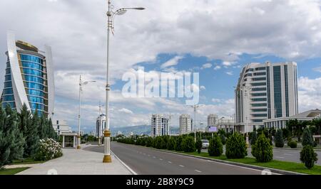 Asjchbad, Turkmenistan - 1. Juni 2019: Die weiß-marmorne Stadt Asjchabad mit großen Gebäuden und Wahrzeichen und leeren Straßen in Turkmenistan. Stockfoto