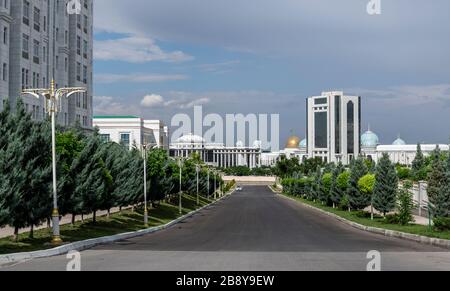 Asjchabad, Turkmenistan - 1. Juni 2019: Die weiß-marmorne Stadt Asjchabad mit großen Gebäuden und Wahrzeichen und leeren Straßen in Turkmenistan. Stockfoto