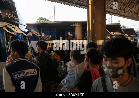 Bangkok, Bangkok, Thailand. März 2020. Bangkoks Busbahnhof Mochit war mit Tausenden Reisenden gefüllt, die zurück zu ihren Heimatprovinzen unterwegs waren, nachdem die Stadtverwaltung die obligatorische Schließung vieler unwesentlicher Unternehmen am 22. März 2020 angeordnet hatte, um die Verbreitung des Covid-19-Virus zu verlangsamen. Große Teile der Belegschaft des Kapitals leben Gehaltsscheck, um Schecks zu bezahlen, was den Aufenthalt in der Stadt aufgrund ihres plötzlichen Arbeitskräftemangels finanziell unmöglich macht. Kredit: ZUMA Press, Inc./Alamy Live News Stockfoto