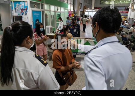 Bangkok, Bangkok, Thailand. März 2020. Ein Mitglied der Öffentlichkeit wird vor dem Betreten des Busterminals Mochit in Bangkok einer Temperaturkontrolle unterlaufen. Das Reise-Zentrum war mit Tausenden Reisenden gefüllt, die zurück in ihre Heimatprovinzen unterwegs waren, nachdem die Stadtverwaltung am 22. März 2020 die obligatorische Schließung vieler unwesentlicher Unternehmen angeordnet hatte, um die Verbreitung des Covid-19-Virus zu verlangsamen. Große Teile der Belegschaft des Kapitals leben Gehaltsscheck, um Schecks zu bezahlen, was den Aufenthalt in der Stadt aufgrund ihres plötzlichen Arbeitskräftemangels finanziell unmöglich macht. Kredit: ZUMA Press, Inc./Alamy Live News Stockfoto