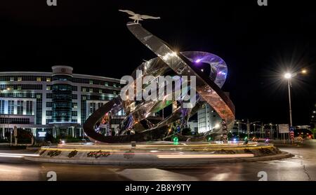 Asjchabad, Turkmenistan - 1. Juni 2019: Die weiße und marmorne Stadt Asjchabad mit großen Gebäuden, Statue in der Nacht in Turkmenistan. Stockfoto