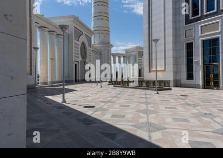 Ashgabat, Turkmenistan - 1. Juni 2019: Das Mausoleum der Turkmenbasie, der präsident Niazov in der weiß-marmornen Stadt Asjchabad mit großem Gebäude Stockfoto