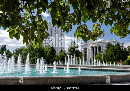 Asjchabad, Turkmenistan - 1. Juni 2019: Die weiße und marmorne Stadt Asjchabad mit großen Gebäuden und Wahrzeichen und Parks in Turkmenistan. Stockfoto