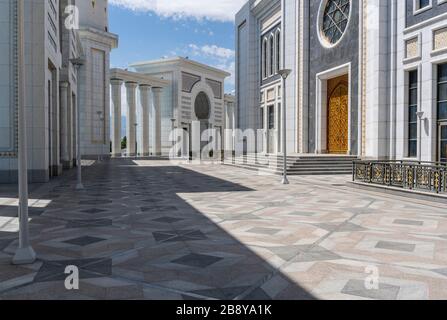 Ashgabat, Turkmenistan - 1. Juni 2019: Das Mausoleum der Turkmenbasie, der präsident Niazov in der weiß-marmornen Stadt Asjchabad mit großem Gebäude Stockfoto