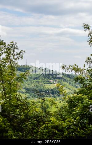 Die Hügel um Bologna sind vom Hügel Monte della Guardia aus zu sehen Stockfoto