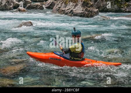 Kajaktouren auf den Stromschnellen des Hollyford River, Fiordland National Park, in der Nähe des Milford Sound, Southland Region, South Island, Neuseeland Stockfoto