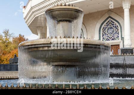 Taschkent, Usbekistan - 3. November 2019: Brunnen vor dem Amir Timur Museum in Taschkent. Stockfoto