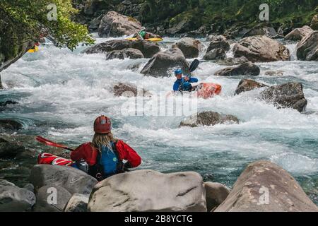 Kajakfahrer auf den Stromschnellen des Hollyford River, Fiordland National Park, in der Nähe des Milford Sound, Southland Region, South Island, Neuseeland Stockfoto