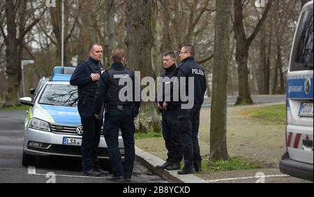 Magdeburg, Deutschland. März 2020. Mitarbeiter der Stadtwache, eine Kooperation von Ordnungsamt und Polizei, patrouillieren im Rotehorner Stadtpark in Magdeburg. Sachsen-Anhalt schickt an diesem Wochenende mehr Polizisten auf Patrouille, um zu überprüfen, ob die Regeln für die Eindämmung des neuartigen Coronavirus (Covid-19) eingehalten werden. Kredit: Ronny Hartmann / dpa-Zentralbild / ZB / dpa / Alamy Live News Stockfoto