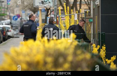 Magdeburg, Deutschland. März 2020. Mitarbeiter der Stadtwache, eine Kooperation von Ordnungsamt und Polizei, patrouillieren auf dem Abenteuerspielplatz Hegelstraße in der Altstadt von Magdeburg. Sachsen-Anhalt schickt an diesem Wochenende mehr Polizisten auf Patrouille, um zu überprüfen, ob die Regeln für die Eindämmung des neuartigen Coronavirus (Covid-19) eingehalten werden. Kredit: Ronny Hartmann / dpa-Zentralbild / ZB / dpa / Alamy Live News Stockfoto