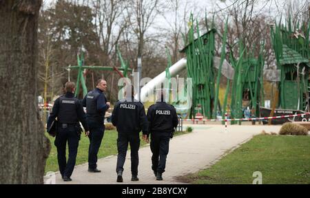 Magdeburg, Deutschland. März 2020. Mitarbeiter der Stadtwache, eine Kooperation von Ordnungsamt und Polizei, patrouillieren auf dem Spielplatz Rotehornpark im Stadtpark in Magdeburg. Sachsen-Anhalt schickt an diesem Wochenende mehr Polizisten auf Patrouille, um zu überprüfen, ob die Regeln für die Eindämmung des neuartigen Coronavirus (Covid-19) eingehalten werden. Kredit: Ronny Hartmann / dpa-Zentralbild / ZB / dpa / Alamy Live News Stockfoto