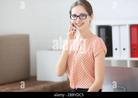Die Frau am Telefon zu sprechen bei der Arbeit im Büro Stockfoto