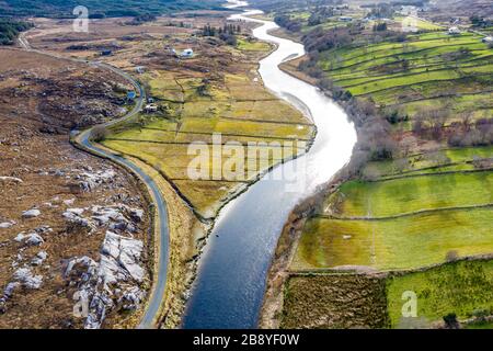 Luftbild des Gweebarra River zwischen Doochary und Lettermacaward in Donegal - Irland Stockfoto