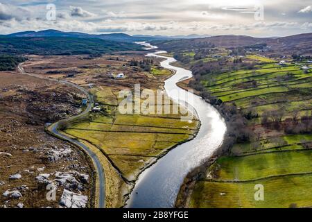 Luftbild des Gweebarra River zwischen Doochary und Lettermacaward in Donegal - Irland Stockfoto