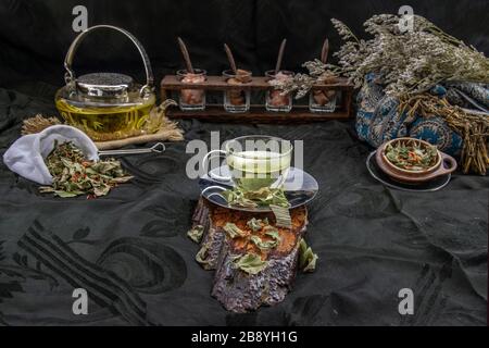 Eine Tasse Pandanblatt-Tee, indische Marschen Flabane Pflanzen Blätter mit Safflower getrocknet (Saffron-Ersatz) auf dunklem Hintergrund. Thailändische Kräuterpflanze und -Alt Stockfoto