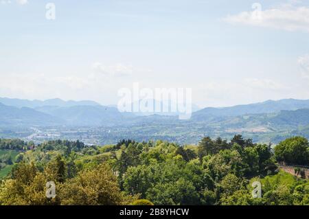 Die Hügel um Bologna sind vom Hügel Monte della Guardia aus zu sehen Stockfoto