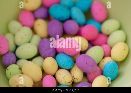 Nahaufnahme von bunten Eiern in einer Schüssel Stockfoto