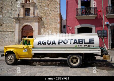 LKW der Zisterne, der Trinkwasser in eine Einrichtung in der Altstadt von Oaxaca, Mexiko liefert Stockfoto