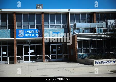 (200323) -- CANBERRA, 23. März 2020 (Xinhua) -- Foto vom 23. März 2020 zeigt Lyneham High School, die geschlossen wird, nachdem ein Schüler in Canberra, Australien, mit neuartigen Coronavirus infiziert wurde. Nicht unbedingt erforderliche Veranstaltungsorte in ganz Australien wurden ab Montagmittag geschlossen, um die Verbreitung von COVID-19 zu verlangsamen. Premierminister Scott Morrison kündigte am Sonntagabend eine Eskalation der sozialen Distanzierungsmaßnahmen an, einschließlich der obligatorischen Schließung von Kinos, Pubs, Unterhaltungsstätten, Sportstätten in Innenräumen usw. Restaurants und Cafés bleiben geöffnet, werden aber nur Stockfoto