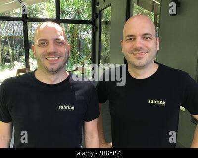 Bangkok, Thailand. März 2020. Die Zwillinge Thomas (l) und Mathias-Sühring in ihrem Restaurant. Wegen der Corona-Krise musste der "Sühring" vorerst schließen. Die beiden Küchenchefs, die beide aus Berlin stammen, haben nun ähnliche Probleme wie viele ihrer Kollegen weltweit. Kredit: Caroline Bock / dpa / Alamy Live News Stockfoto