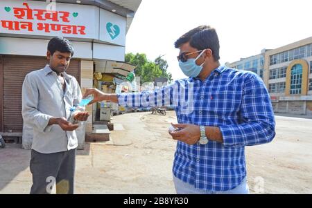 Beawar, Indien. März 2020. Ein Stadtrat desinfiziert die Hände von Menschen, um sich vor COVID-19 während Janta Curfew im zuge der Coronavirus-Pandemie in Beawar zu schützen. (Foto von Sumit Saraswat/Pacific Press) Credit: Pacific Press Agency/Alamy Live News Stockfoto