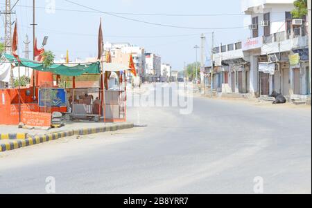 Beawar, Indien. März 2020. Die Straßen der Stadt sehen während Janta Curfew im zuge der Coronavirus-Pandemie in Beawar menschenleer aus. (Foto von Sumit Saraswat/Pacific Press) Credit: Pacific Press Agency/Alamy Live News Stockfoto