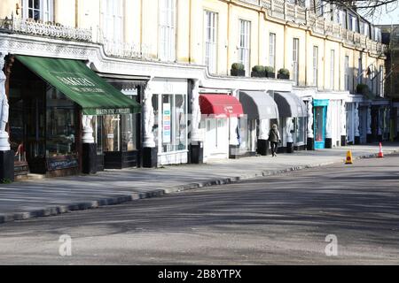 Cheltenham, Großbritannien. März 2020. Einer der Kurstadt Cheltenham in Gloucestershire und exklusivste Einkaufsstraßen, Montpellier Walk. Am Montag fast völlig verlassen wegen der Coronavirus/Covid-19-Pandemie. Kredit: Thousand Word Media Ltd/Alamy Live News Stockfoto