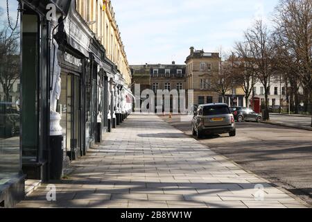 Cheltenham, Großbritannien. März 2020. Einer der Kurstadt Cheltenham in Gloucestershire und exklusivste Einkaufsstraßen, Montpellier Walk. Am Montag fast völlig verlassen wegen der Coronavirus/Covid-19-Pandemie. Kredit: Thousand Word Media Ltd/Alamy Live News Stockfoto