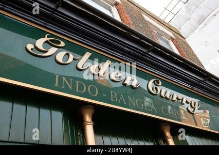 Eton, Windsor, Berkshire, Großbritannien. März 2020. Das Golden Curry Restaurant in Eton High ist nach der Ankündigung der Regierung zu Coronavirus vorübergehend geschlossen, allerdings wird weiterhin ein Mitnahmedienst angeboten. Kredit: Maureen McLean/Alamy Stockfoto