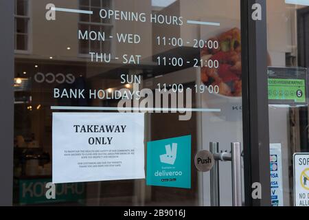 Windsor, Berkshire, Großbritannien. März 2020. Ein Schild zum Mitnehmen nur in einem Lebensmittel-Outlet in Windsor. Kredit: Maureen McLean/Alamy Stockfoto