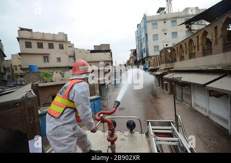 Peshawar Citys, Pakistan. März 2020. Pakistanische Rettungskräfte sprühen Desinfektionsmittel, um die Ausbreitung des Corona-Virus-Ausbruchs in Peschawar, Pakistan, einzudämmen. Die überwiegende Mehrheit der Menschen erholt sich von dem neuen Corona-Virus. Laut der Weltgesundheitsorganisation erholen sich die meisten Menschen in etwa zwei bis sechs Wochen, je nach Schweregrad der Krankheit. (Foto von Hussain Ali/Pacific Press/Sipa USA) Credit: SIPA USA/Alamy Live News Stockfoto