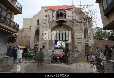 Peshawar Citys, Pakistan. März 2020. Pakistanische Rettungskräfte sprühen Desinfektionsmittel, um die Ausbreitung des Corona-Virus-Ausbruchs in Peschawar, Pakistan, einzudämmen. Die überwiegende Mehrheit der Menschen erholt sich von dem neuen Corona-Virus. Laut der Weltgesundheitsorganisation erholen sich die meisten Menschen in etwa zwei bis sechs Wochen, je nach Schweregrad der Krankheit. (Foto von Hussain Ali/Pacific Press/Sipa USA) Credit: SIPA USA/Alamy Live News Stockfoto