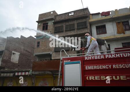 Peshawar Citys, Pakistan. März 2020. Pakistanische Rettungskräfte sprühen Desinfektionsmittel, um die Ausbreitung des Corona-Virus-Ausbruchs in Peschawar, Pakistan, einzudämmen. Die überwiegende Mehrheit der Menschen erholt sich von dem neuen Corona-Virus. Laut der Weltgesundheitsorganisation erholen sich die meisten Menschen in etwa zwei bis sechs Wochen, je nach Schweregrad der Krankheit. (Foto von Hussain Ali/Pacific Press/Sipa USA) Credit: SIPA USA/Alamy Live News Stockfoto