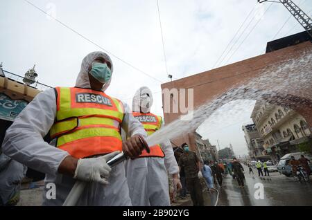 Peshawar Citys, Pakistan. März 2020. Pakistanische Rettungskräfte sprühen Desinfektionsmittel, um die Ausbreitung des Corona-Virus-Ausbruchs in Peschawar, Pakistan, einzudämmen. Die überwiegende Mehrheit der Menschen erholt sich von dem neuen Corona-Virus. Laut der Weltgesundheitsorganisation erholen sich die meisten Menschen in etwa zwei bis sechs Wochen, je nach Schweregrad der Krankheit. (Foto von Hussain Ali/Pacific Press/Sipa USA) Credit: SIPA USA/Alamy Live News Stockfoto