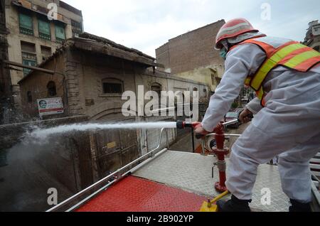 Peshawar Citys, Pakistan. März 2020. Pakistanische Rettungskräfte sprühen Desinfektionsmittel, um die Ausbreitung des Corona-Virus-Ausbruchs in Peschawar, Pakistan, einzudämmen. Die überwiegende Mehrheit der Menschen erholt sich von dem neuen Corona-Virus. Laut der Weltgesundheitsorganisation erholen sich die meisten Menschen in etwa zwei bis sechs Wochen, je nach Schweregrad der Krankheit. (Foto von Hussain Ali/Pacific Press/Sipa USA) Credit: SIPA USA/Alamy Live News Stockfoto