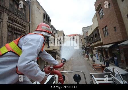 Peshawar Citys, Pakistan. März 2020. Pakistanische Rettungskräfte sprühen Desinfektionsmittel, um die Ausbreitung des Corona-Virus-Ausbruchs in Peschawar, Pakistan, einzudämmen. Die überwiegende Mehrheit der Menschen erholt sich von dem neuen Corona-Virus. Laut der Weltgesundheitsorganisation erholen sich die meisten Menschen in etwa zwei bis sechs Wochen, je nach Schweregrad der Krankheit. (Foto von Hussain Ali/Pacific Press/Sipa USA) Credit: SIPA USA/Alamy Live News Stockfoto