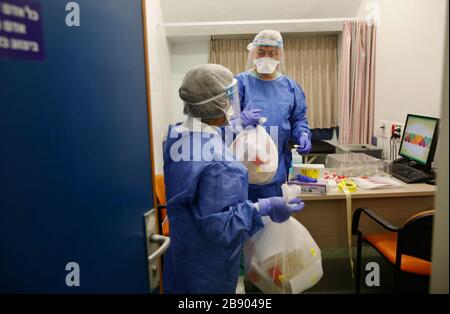 Tel Aviv. März 2020. Am 22. März 2020 arbeiten medizinische Fachkräfte im Tel Aviv Sourasky Medical Center in der israelischen Zentralstadt Tel Aviv. Israel hat laut dem israelischen Gesundheitsministerium 1.238 Fälle von neuartigen Coronavirus Infektionen bestätigt. Credit: Gil Cohen Magen/Xinhua/Alamy Live News Stockfoto