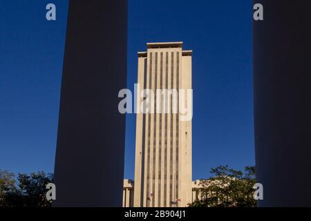 Das Florida State Capitol Building in Tallahassee, Florida, eingerahmt vom Florida Supreme Court Building. Stockfoto