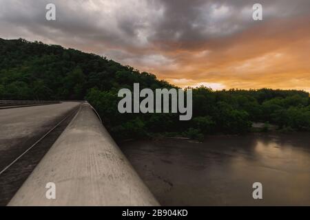 Das Geländer der Brücke scheint direkt in den Berg zu führen, auf dem Blue Ridge Parkway bei Asheville, NC, USA Stockfoto