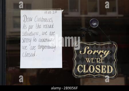 Eton, Windsor, Berkshire, Großbritannien. März 2020. Ein Schild mit einem Café in der Eton High Street. Kredit: Maureen McLean/Alamy Stockfoto