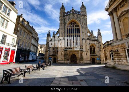 Bath Abbey Churchyard, normalerweise beschäftigt mit Touristen, die die Abbey und die römischen Bäder in Bath, Somerset besuchen. Leer heute während Coronavirus Ausbruch. Stockfoto