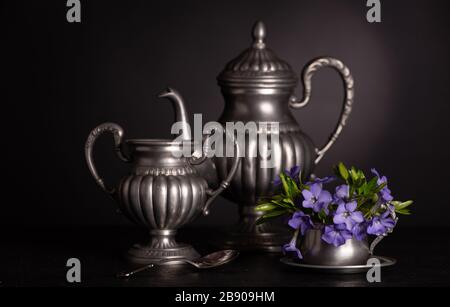 Stillleben reif mit einem Blumenstrauß aus Frühlingsblumen und Zinn Stockfoto