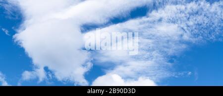 Ein Panoramablick über Tageslicht und über alle Wolken unter dem blauen Himmel, Himmel und Wolken Banner, Tapete Konzept Stockfoto