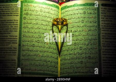 Schatten der Liebe auf Quran Stockfoto