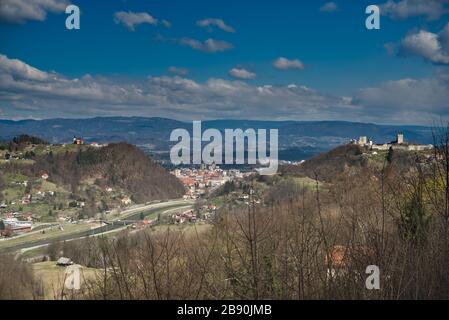 Blick von Celjska Cottage auf Celje, schöne Touristenattraktion Stockfoto