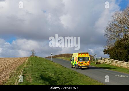 Krankenwagen auf der Landstraße, England Großbritannien Stockfoto