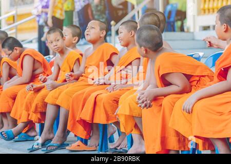 KANCHANABURI-THAILAND, 17.2019: Unidentifizierte Novizen sitzen und warten auf die Wassergießfeier auf dem Songkra-Festival am 17. april im Tempel. Stockfoto