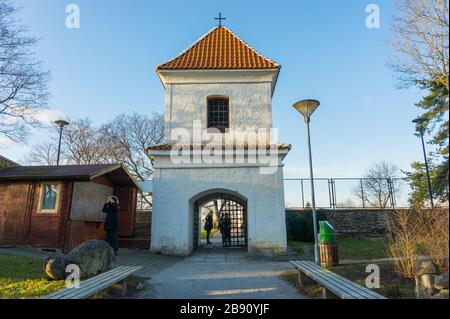 Tallinn, Estland - 01.05.20: Turm und Eingangstor zum Gebiet des katholischen Klosters des St. Brigitte-Orden. Stockfoto